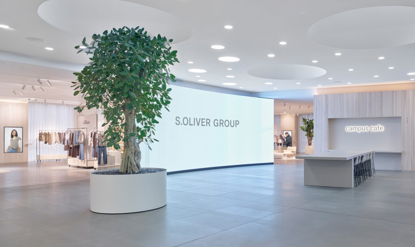 Großer Screen im Eingangsbereich