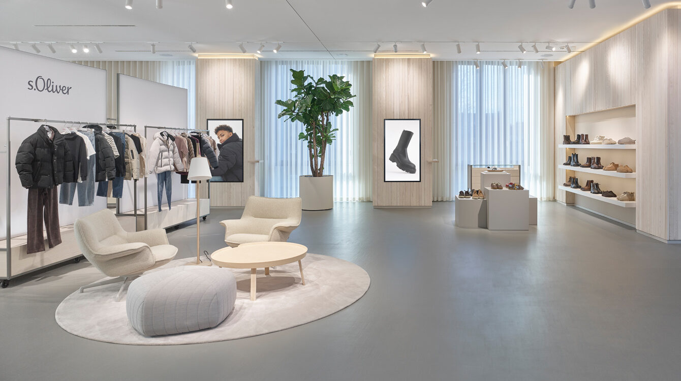 Heller Fashion-Showroom mit Sitzmöbeln.