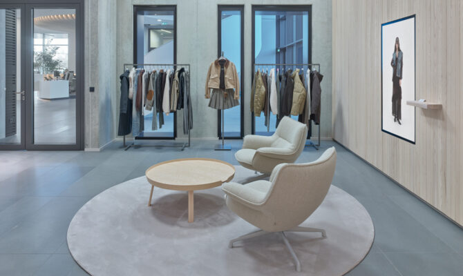 Zwei einladende Sessel mit Beistelltisch.